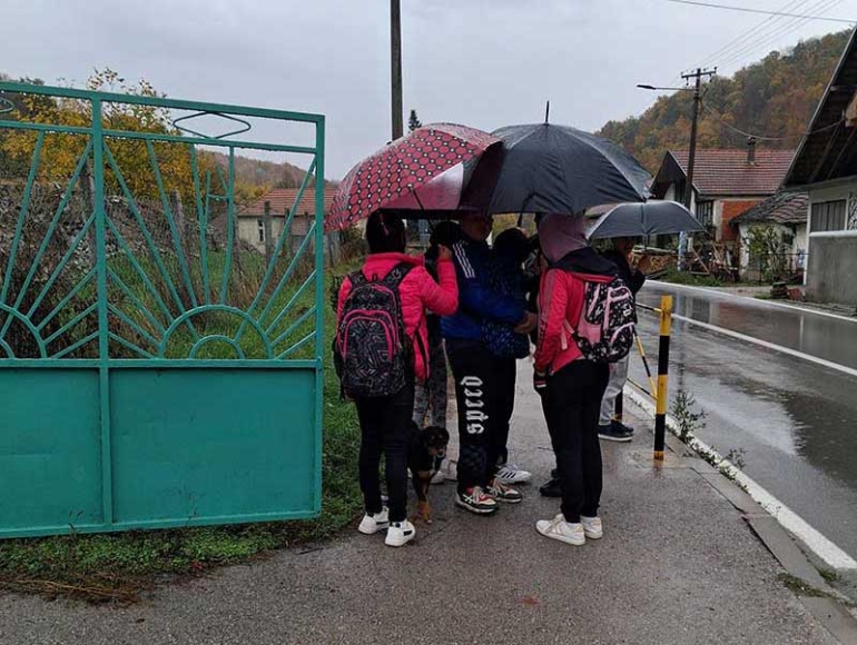 &Scaron;ESTORO DECE, ČETIRI KI&Scaron;OBRANA I JEDAN PAS IZ KRU&Scaron;EVICE